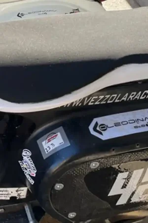 Vezzola Racing - Sella in Vetroresina per Vespa Small con doppio strato superiore ed inferiore | Qualità eccellente